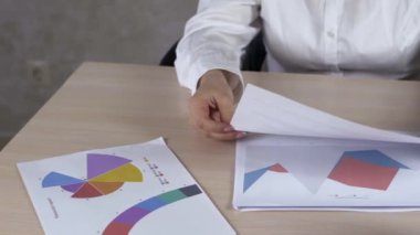 Grafik veri şablonları onları analiz tanınmaz halde iş kadını uzun tablo görünümü dolly görüntüsünü yukarıda