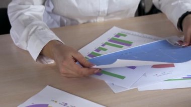 Grafik veri şablonları onları analiz tanınmaz halde iş kadını uzun tablo görünümü dolly görüntüsünü yukarıda
