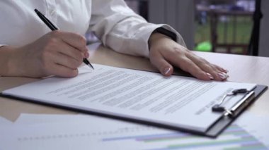 Sözleşme ve işaret bir imza - sahte imza ayrıntıları tanınmaz işkadını kadar kapatın. Kağıda sözleşme imza. Tükenmez kalem kağıda sözleşme imza sırasında