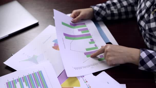 交易者分析收入图表和图表 经营理念 — 图库视频影像