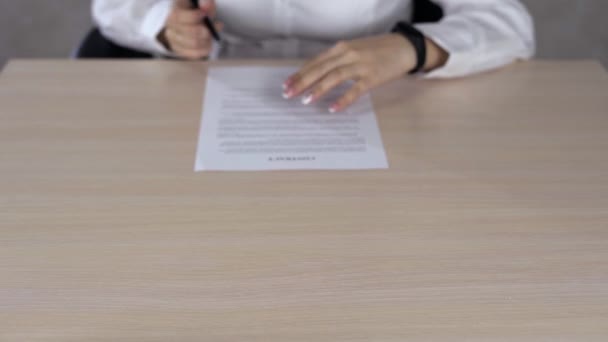 董事与新员工签订合同 公司负责人在文件上签字 商务小姐把他的签名 在一张合同的纸上签字 在合同的一张纸上签字时的圆珠笔 — 图库视频影像
