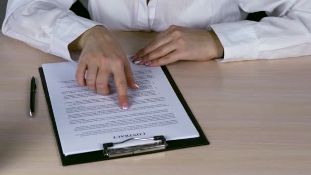 年轻的女商人阅读和签署合同 在一张合同的纸上签字 在合同的一张纸上签字时的圆珠笔 — 图库视频影像