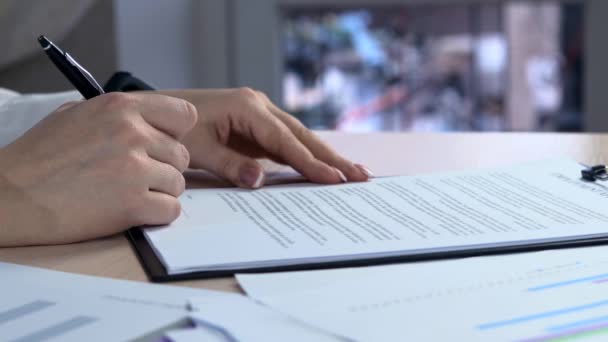 Business Woman Signs Agreement Woman Signs Document Signing Lease Contract — Stock Video