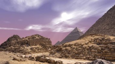 Zaman atlamalı Mısır Kahire'de Giza, piramitlerin üzerinden bulutlar ile