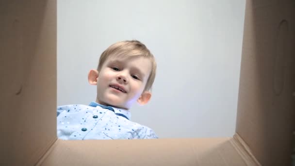 Маленький Хлопчик Відкриває Коробку Емоцій Здивується — стокове відео