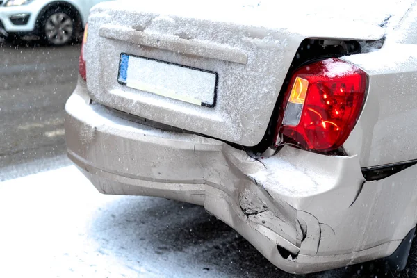 Kış şehirde yolda araba kazası