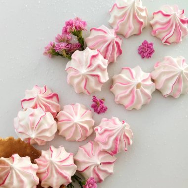 Puf şekerli kurabiyeler - kremalı pasta