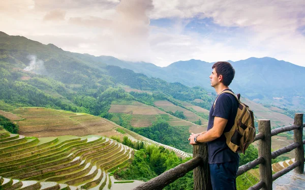 Homem Desfrutando Deslumbrante Arroz Asiático Terraço Vista Paisagem — Fotografia de Stock