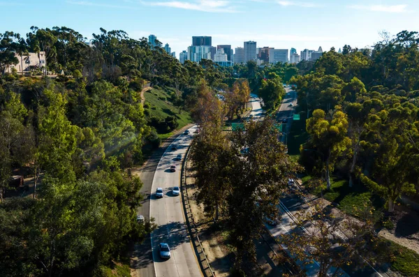 背景の高層ビルとダウンタウン サンディエゴにつながる高速道路 — ストック写真