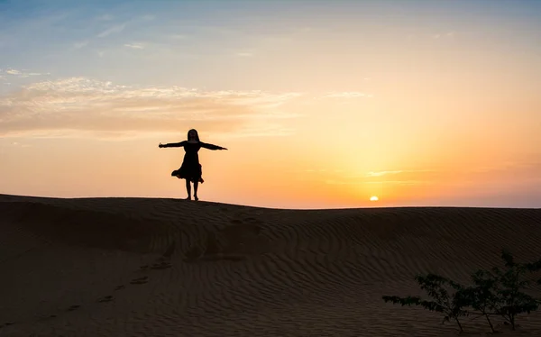 Силует Жінки Пустелі Видом Захід Сонця — стокове фото