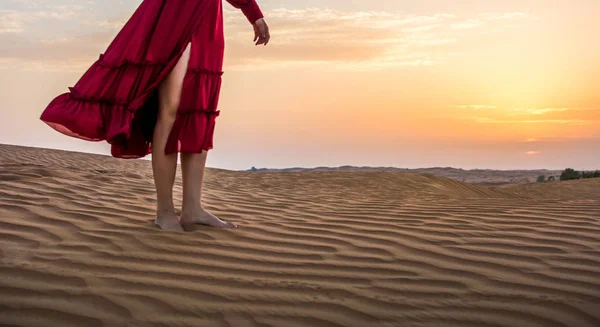 Frau Steht Der Wüste Mit Blick Auf Den Sonnenuntergang Aus — Stockfoto