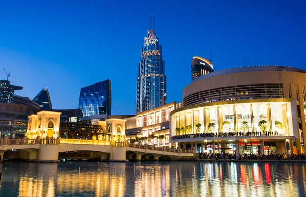 ドバイ アラブ首長国連邦 2018 ドバイ モール近代建築噴水で青の時間で反映されます ドバイ モールは総面積で世界最大のショッピング モールです — ストック写真