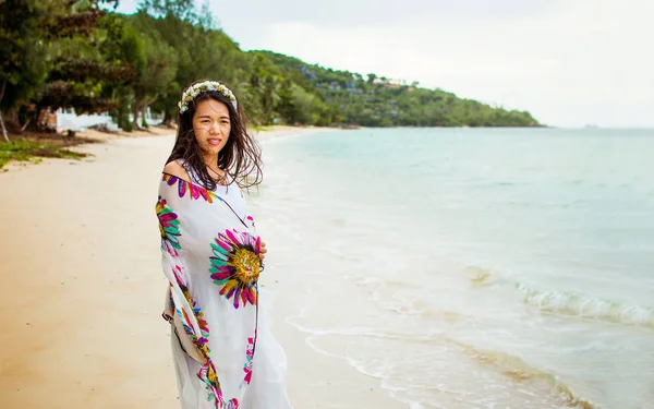 Azjatyckie Dziewczyna Tropikalnej Plaży Kwiatami Włosach Pokryta Szalik — Zdjęcie stockowe