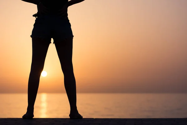 Дівчина Заходом Сонця Між Ногами Пляжі — стокове фото