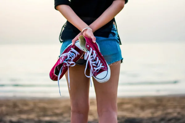 Menina Caminhando Direção Água Praia Segurando Tênis — Fotografia de Stock