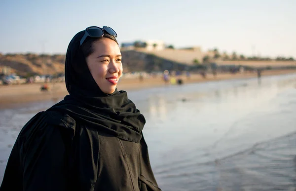 Muslimische Frau Sonnigen Strand Porträt Bei Sonnenuntergang — Stockfoto