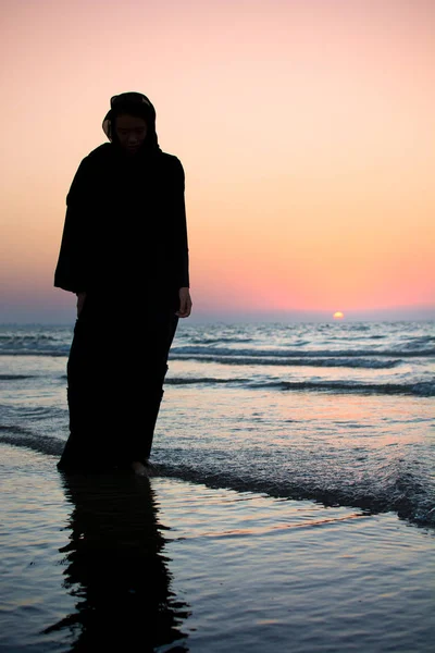 Donna Abaya Sulla Spiaggia All Ora Del Tramonto — Foto Stock