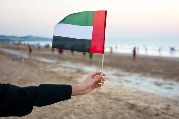 Weibliche Hand Hält Vereinigte Arabische Emirate Flagge Strand — Stockfoto