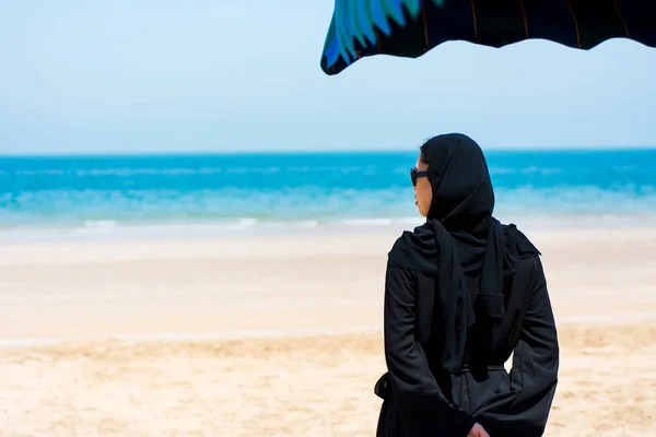 Donna Musulmana Sulla Spiaggia Soleggiata Vista Posteriore — Foto Stock