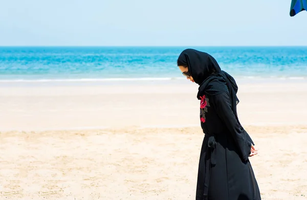 Donna Musulmana Sulla Spiaggia Soleggiata Vista Posteriore — Foto Stock