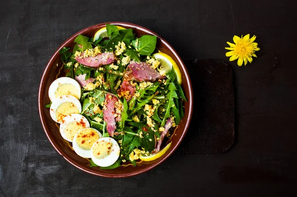 Ensalada Diente León Con Carne Huevo Limón Bowl Vista Superior —  Fotos de Stock