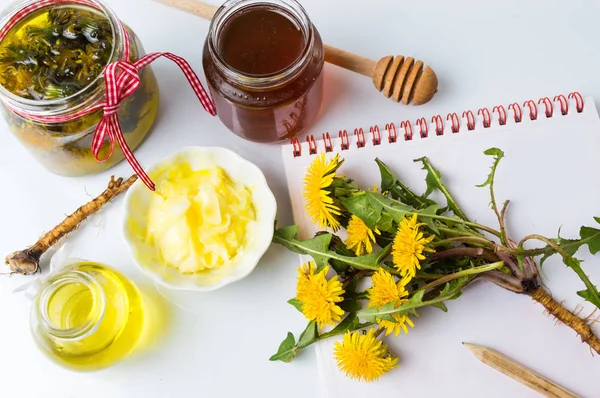 Paardebloem Zelfgemaakte Producten Bloemen Met Een Notebook — Stockfoto