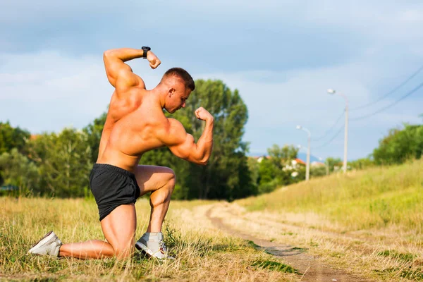 Young Bodybuilder Showing Muscles Shape Outdoors — Stock Photo, Image