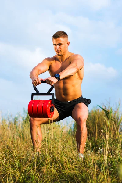 Hemdloser Maskuliner Mann Der Draußen Mit Einem Gewicht Trainiert — Stockfoto