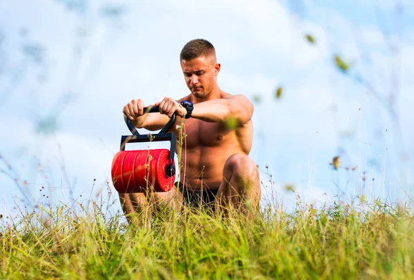 Shirtless Mužský Muž Cvičení Venku Váhou — Stock fotografie