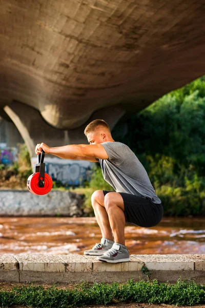 Uomo Che Lavora Fuori Soffiare Ponte Con Campana Bollitore — Foto Stock