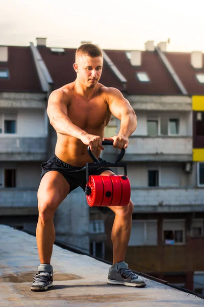 Männer Die Auf Dem Dach Kniebeugen Mit Schulterzucken Machen — Stockfoto