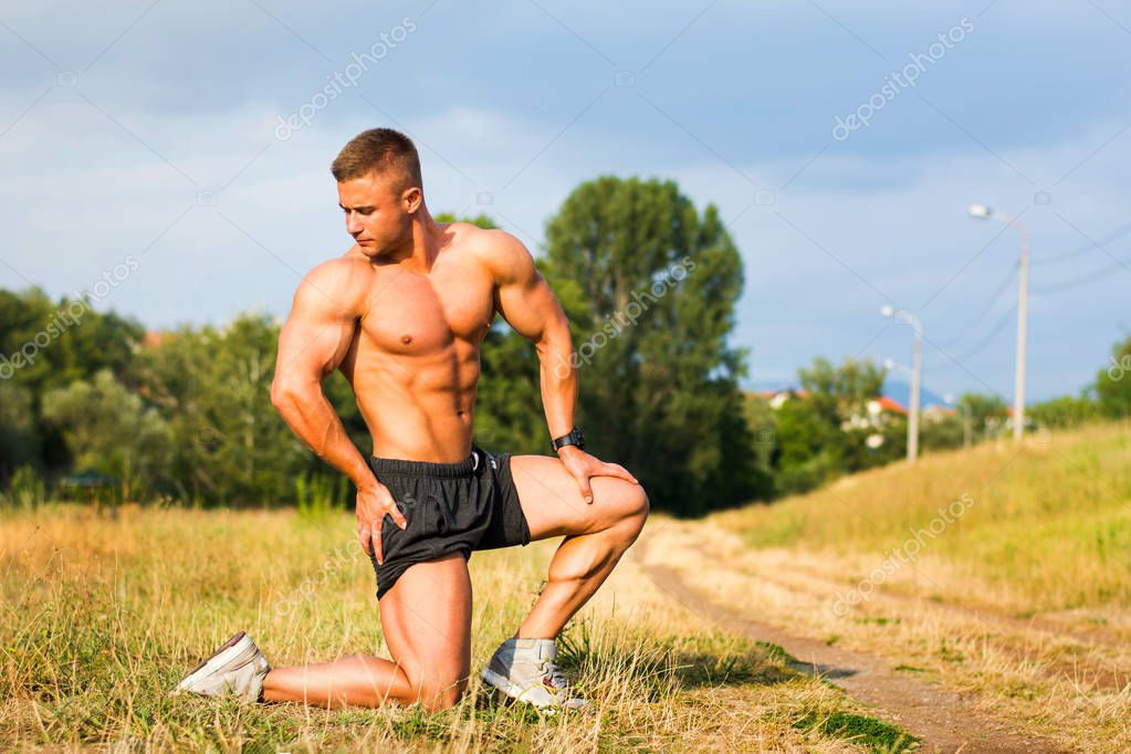 Bodybuilderin Taetowierte Outdoor Onanieren