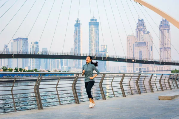 Mädchen Die Einer Modernen Städtischen Umgebung Laufen Stadtläuferin — Stockfoto