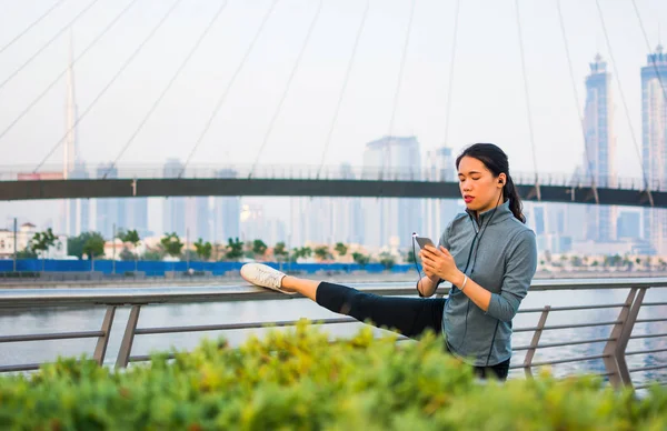 Flicka Stretching Med Musik Innan Kör Urban Miljö — Stockfoto