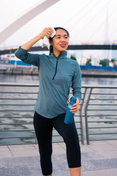 Fille Fatiguée Essuyant Sueur Après Entraînement — Photo