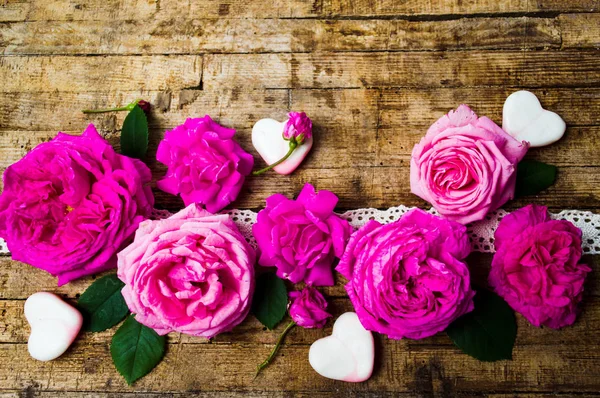 Rózsaszín Rózsák Elrendezése Fából Készült Asztallap Megtekintéséhez — Stock Fotó