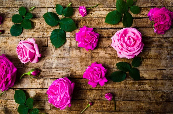Rózsaszín Rózsák Elrendezése Fából Készült Asztallap Megtekintéséhez — Stock Fotó