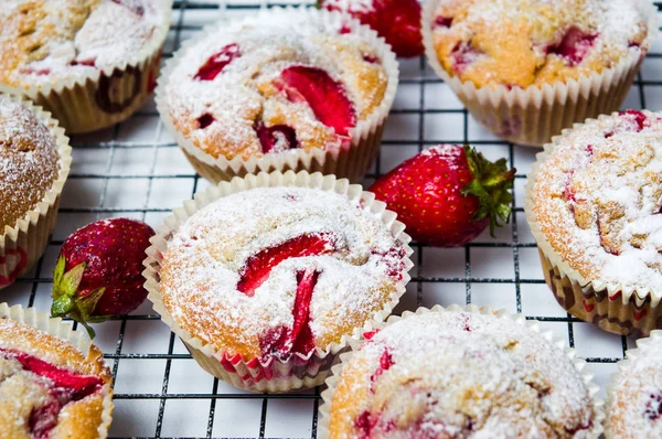 Hausgemachte Erdbeerfruchtmuffins Mit Zucker Überzogen — Stockfoto