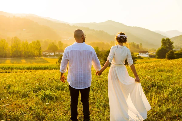 Paar Lopen Het Veld Met Romantische Zonsondergang — Stockfoto