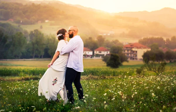Coppia Baciare Nel Campo Con Romantica Vista Sul Tramonto — Foto Stock