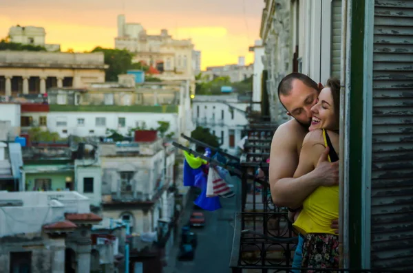 Jovem Casal Abraçando Beijando Uma Varanda Havana Cuba — Fotografia de Stock