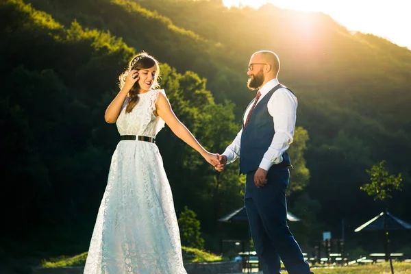 Bruid Bruidegom Hand Hand Bij Romantische Zonsondergang — Stockfoto