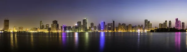 Повний Панорамою Шарджі Waterfront Міський Пейзаж Оае Сутінках — стокове фото