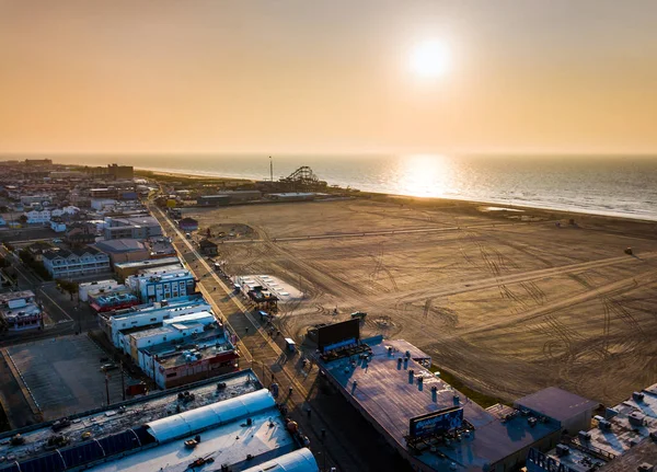 Sonnenaufgang Über Dem Riesigen Strand Und Der Strandpromenade — Stockfoto