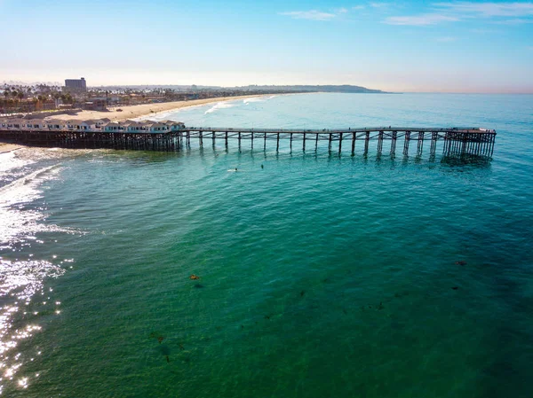 Luchtfoto Van Een Zeer Lange Pier Met Huizen Auto San — Stockfoto