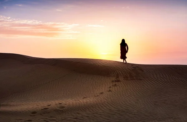 Gün Batımı Manzaralı Çölde Yürüyen Kadın — Stok fotoğraf