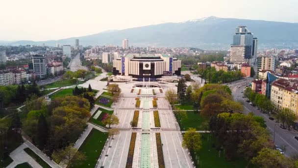 Ujęcia Narodowego Pałacu Kultury Otaczające Park Budynki Sofii — Wideo stockowe