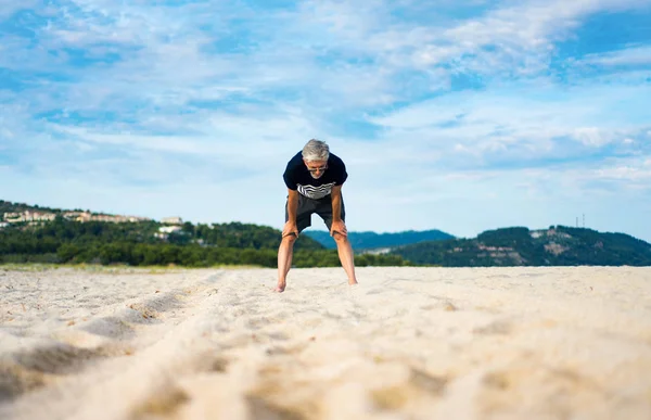 Stanco Anziano Prendendo Riposo Durante Esercizio Fisico Sulla Spiaggia Stile — Foto Stock