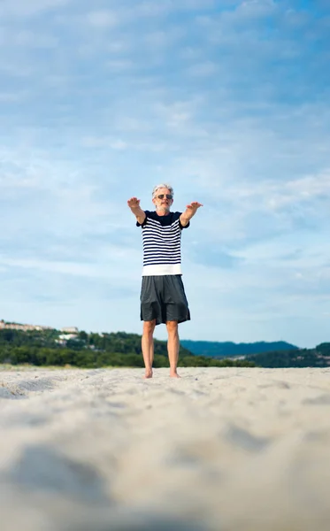 Uomo Anziano Che Esercita Sulla Spiaggia Stile Vita Sano — Foto Stock