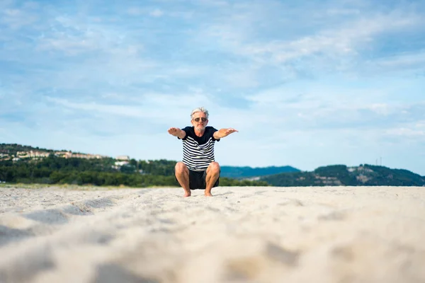 Uomo Anziano Che Esercita Sulla Spiaggia Stile Vita Sano — Foto Stock